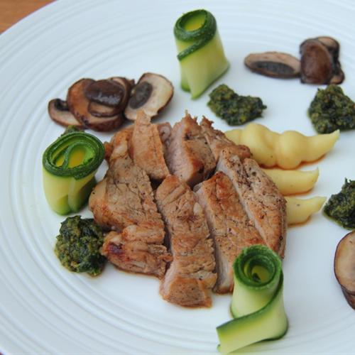 Gebakken kalfsribeye met aardappels en groente